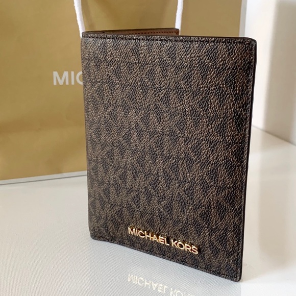 Michael Kors - Picture 1 of 5